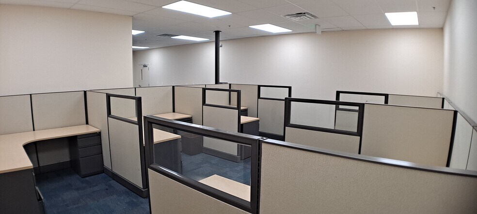 More Photos Of 5000 Park St N, Saint Petersburg Flex For Lease