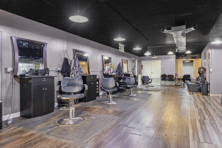 More Photos Of 700 N Union Ave, Alliance Freestanding For Sale