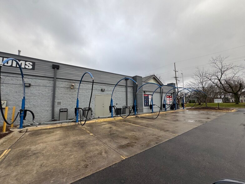 More Photos Of 4 N Barrington Rd, Streamwood Carwash For Sale