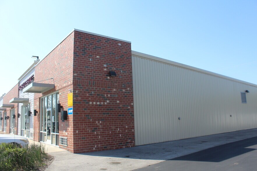 More Photos Of 3116 Lumina Pky, Saint Charles Showroom For Sale