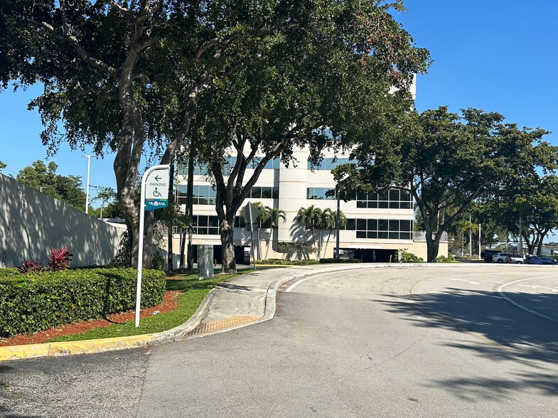 More Photos Of 200 W Cypress Creek Rd, Fort Lauderdale Office For Sale