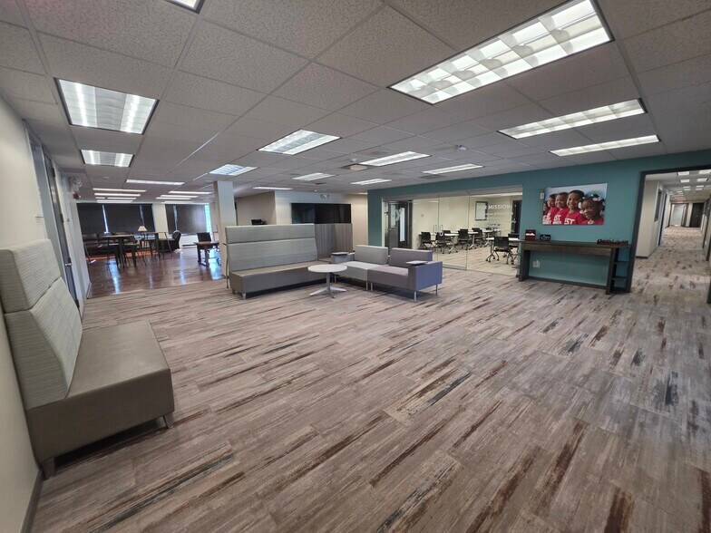 More Photos Of 6610 N Shadeland Ave, Indianapolis Office For Sale