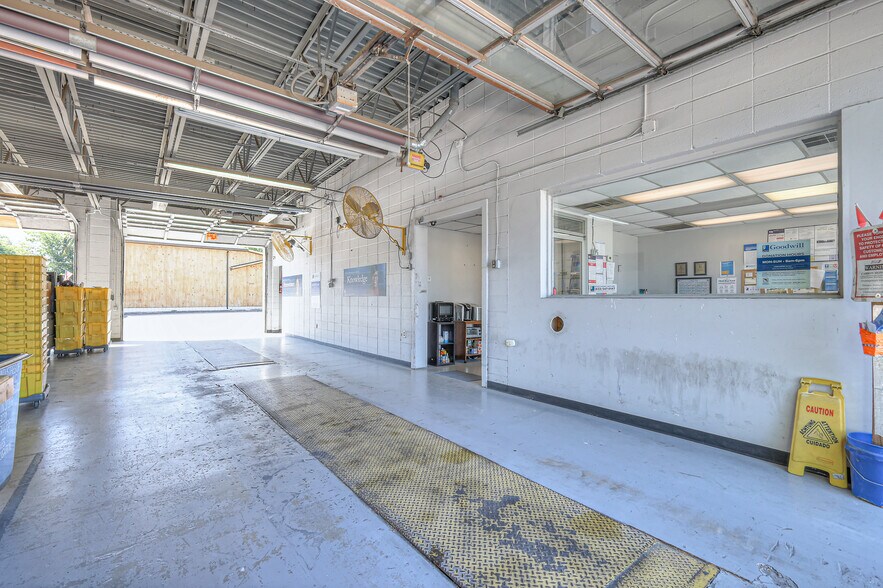 More Photos Of 327 W Main St, Hendersonville Freestanding For Sale