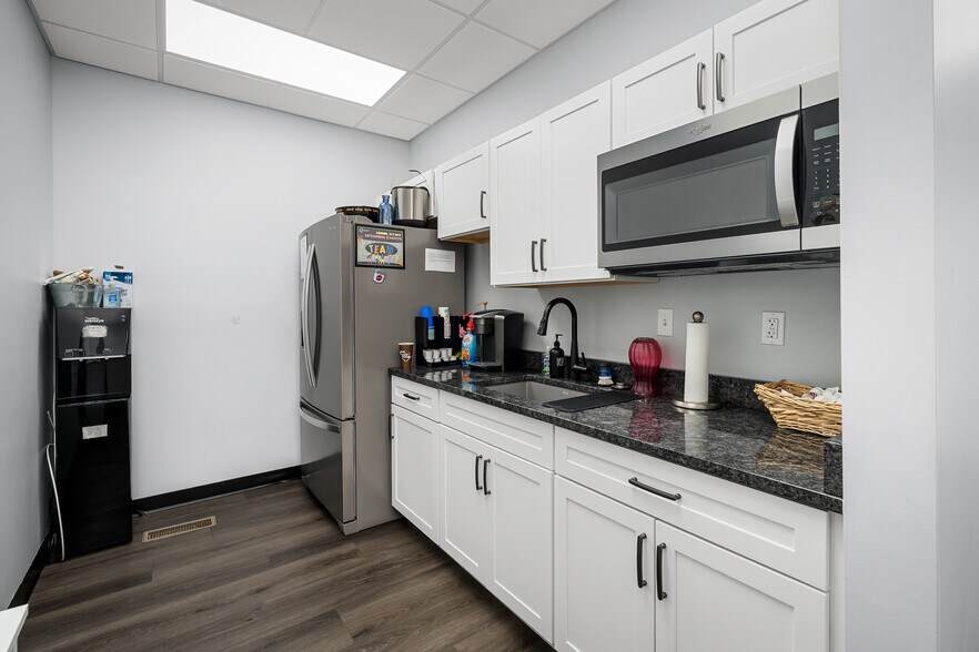 More Photos Of 1985 Bluestone Dr, Saint Charles Medical For Sale