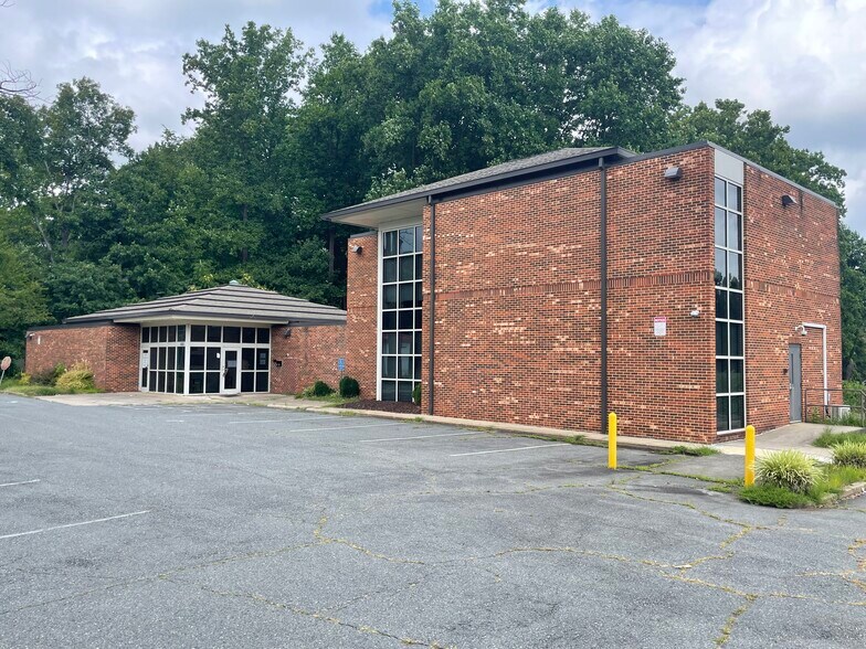 Primary Photo Of 635 Coliseum Dr, Winston-Salem Bank For Lease