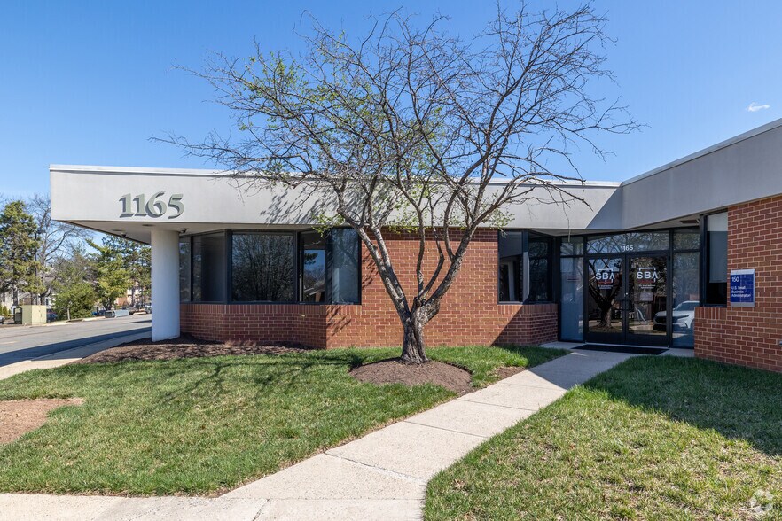 More Photos Of 1165 Herndon Pky, Herndon Flex For Sale