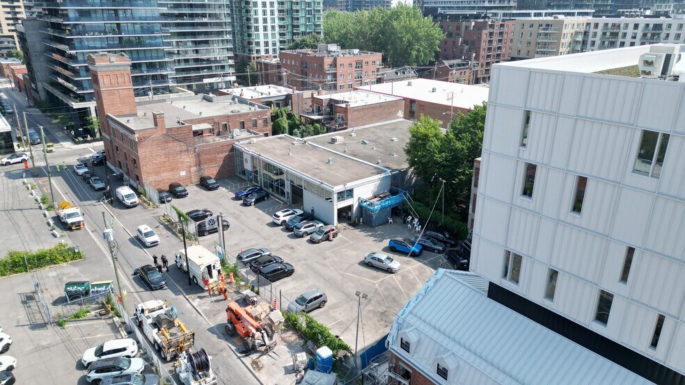 More Photos Of 280 Rue Young, Montréal Auto Repair For Lease