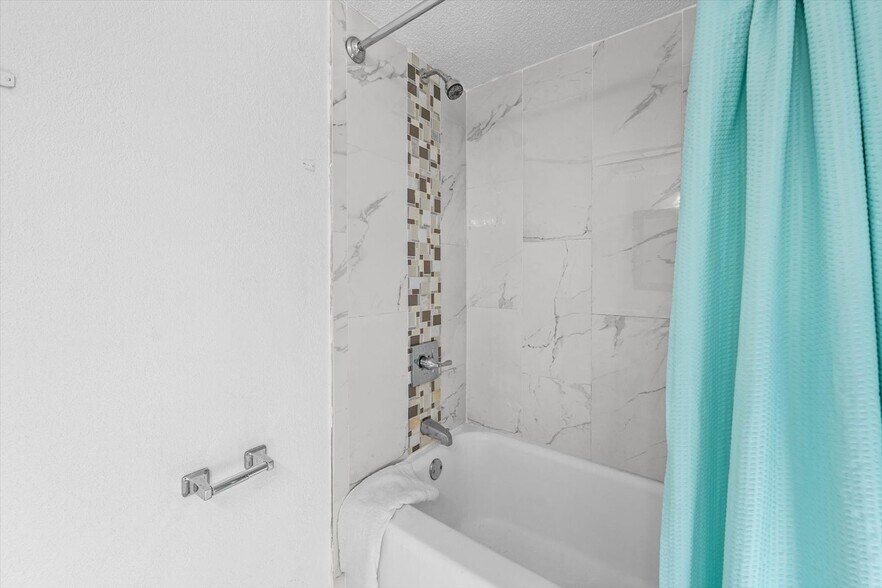 More Photos Of 510 Lane Ave S, Jacksonville Hotel For Sale