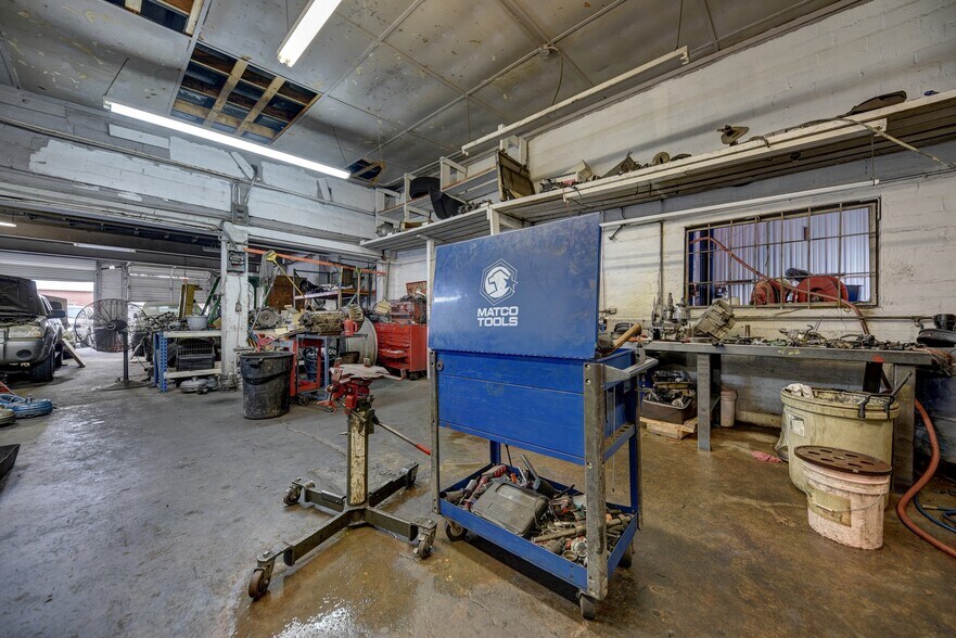 More Photos Of 307 E Alamo St, Brenham Auto Repair For Sale