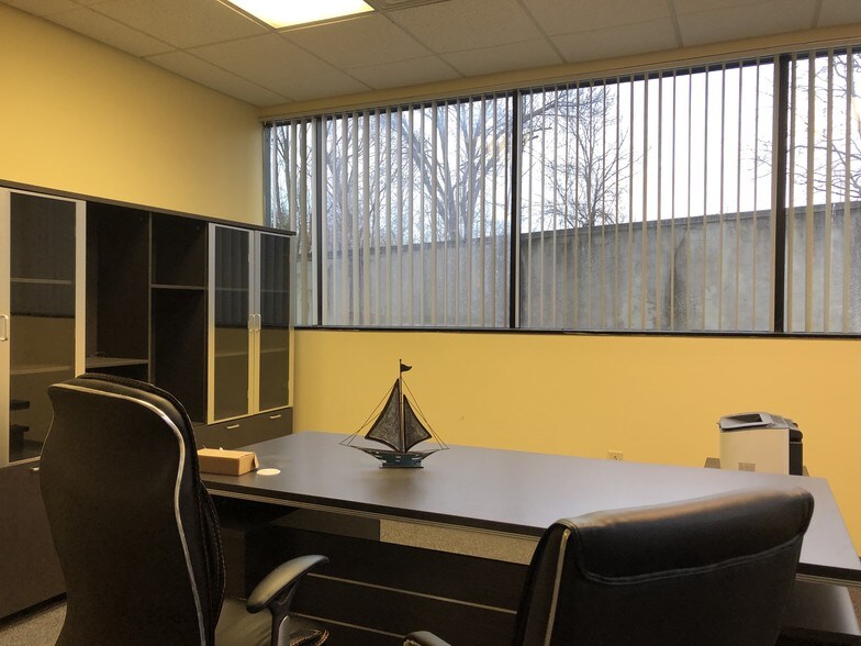 More Photos Of 28 Industrial Dr, Middletown Warehouse For Lease