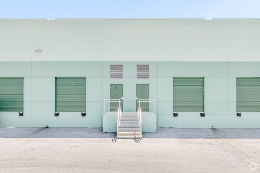 More Photos Of 9125 Links Commons Dr, Fort Myers Distribution For Lease