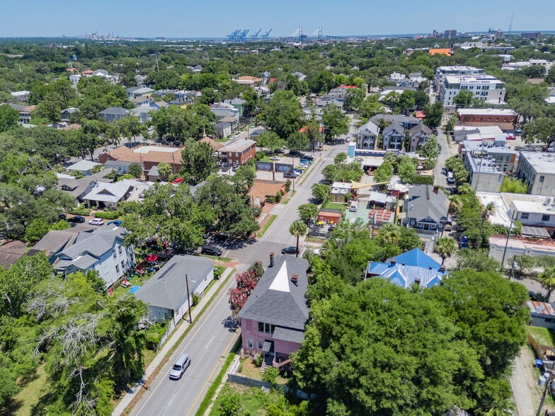 More Photos Of 17 W 41st St, Savannah Freestanding For Sale