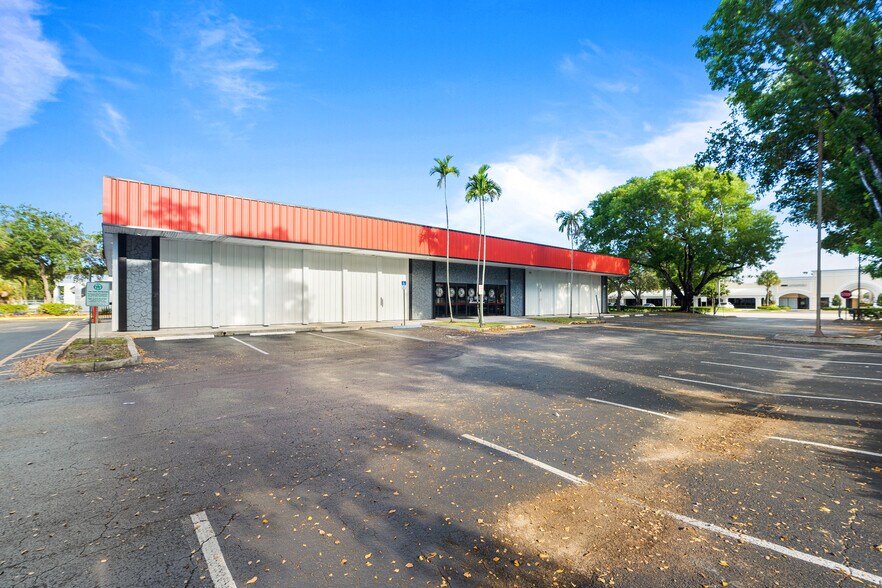 More Photos Of 7707 W Commercial Blvd, Tamarac Freestanding For Lease