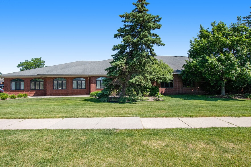Primary Photo Of 645 Barclay Cir, Rochester Hills Medical For Lease