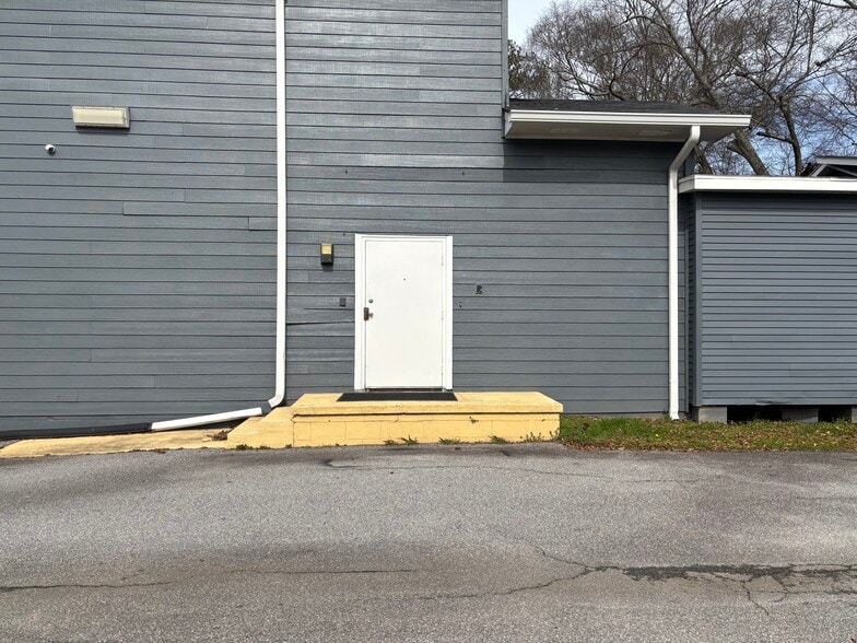 More Photos Of 1304 S Broad St, Monroe Flex For Lease