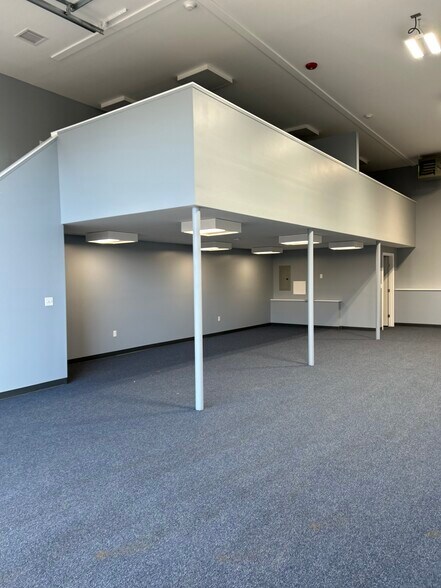 More Photos Of 597 South County Trl, Exeter Flex For Sale