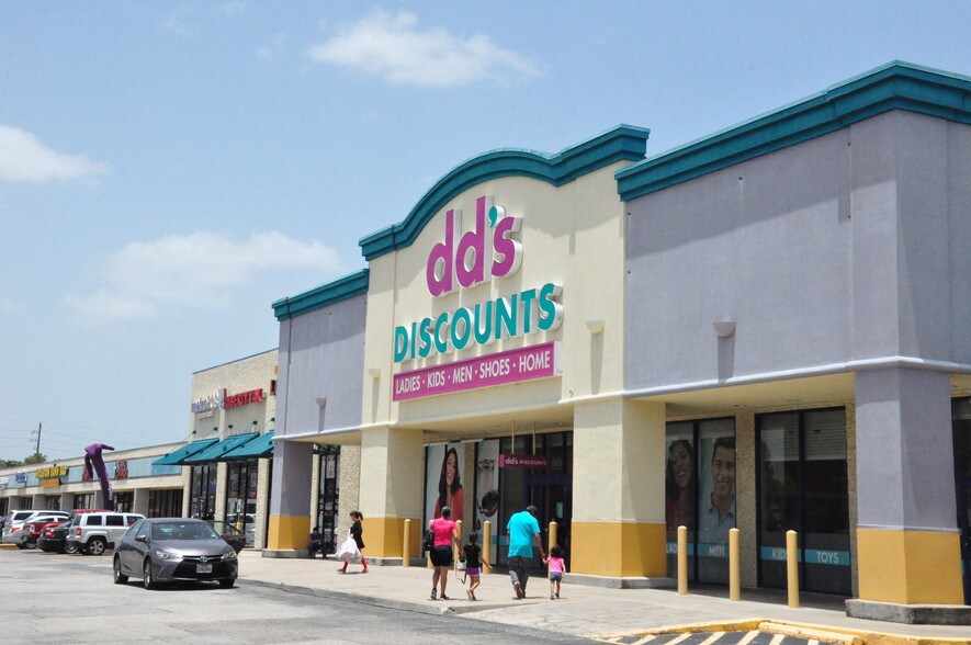 More Photos Of 13030-13190 Veterans Memorial Dr, Houston Unknown For Lease