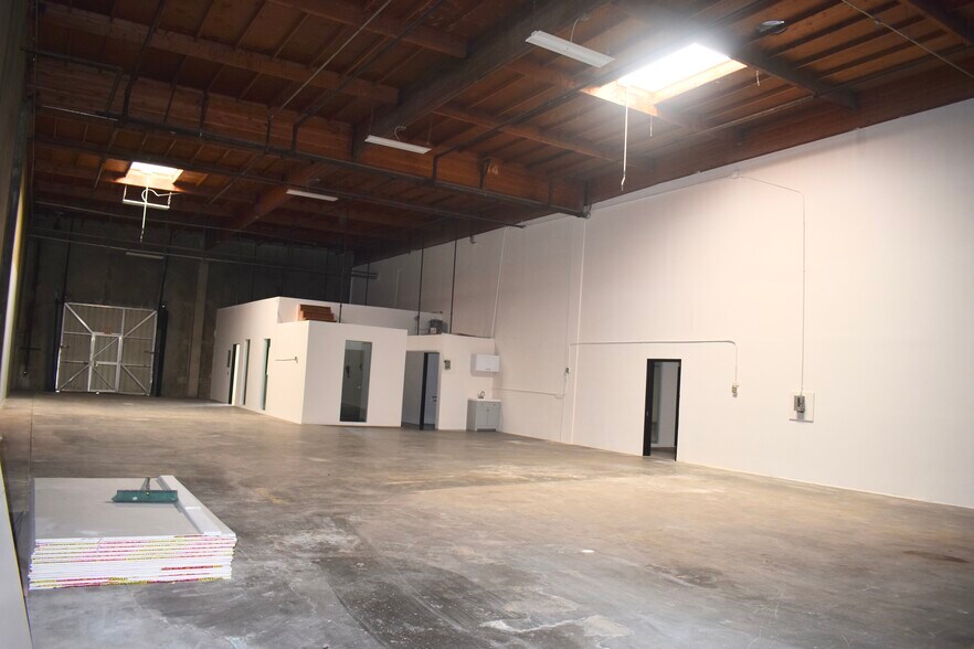 More Photos Of 1617 W Rosecrans Ave, Gardena Warehouse For Lease