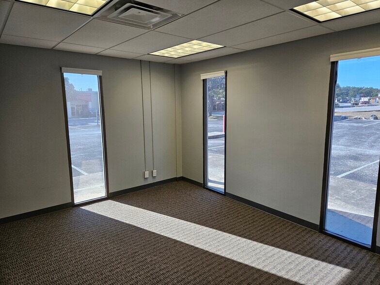 More Photos Of 307 W Rhapsody Dr, San Antonio Light Manufacturing For Lease