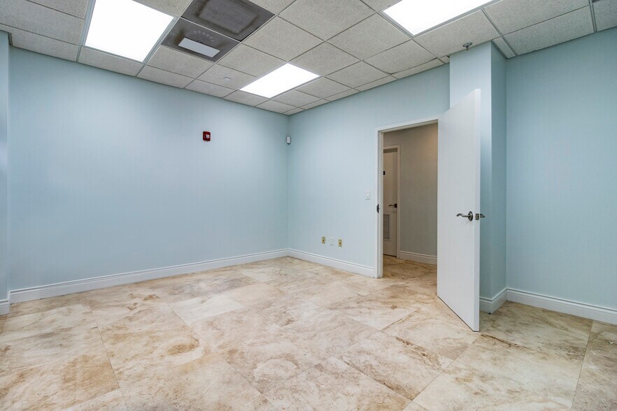 More Photos Of 6141 Sunset Dr, South Miami Medical For Lease