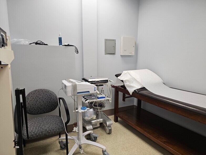 More Photos Of 500 Montauk Hwy, West Islip Medical For Lease