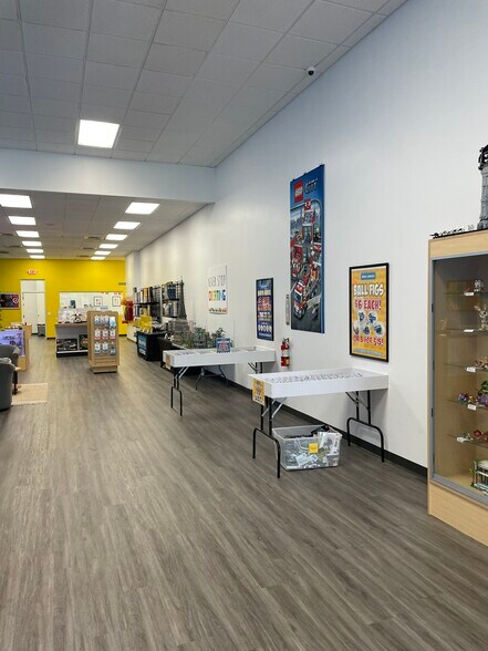 More Photos Of 2755 Tyrone Blvd, Saint Petersburg General Retail For Lease
