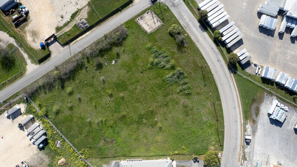 More Photos Of 3 acres on Springfield Dr, San Antonio Land For Lease
