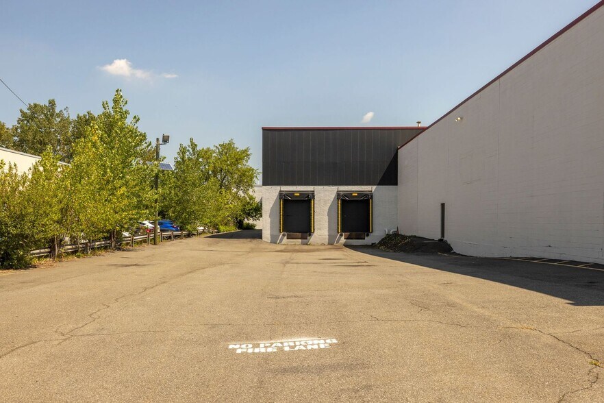 More Photos Of 299 Murray Hill Pky, East Rutherford Warehouse For Lease