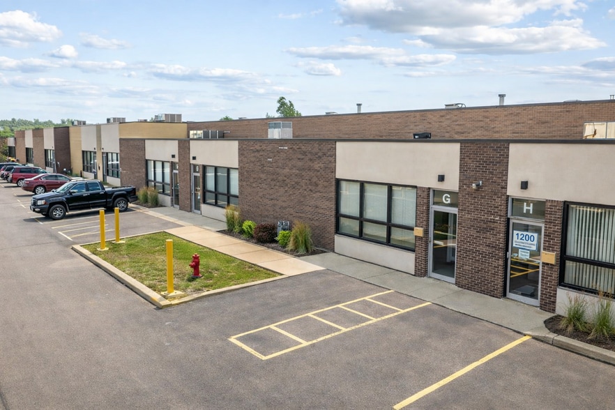 More Photos Of 2420 E Oakton St, Mount Prospect Warehouse For Lease