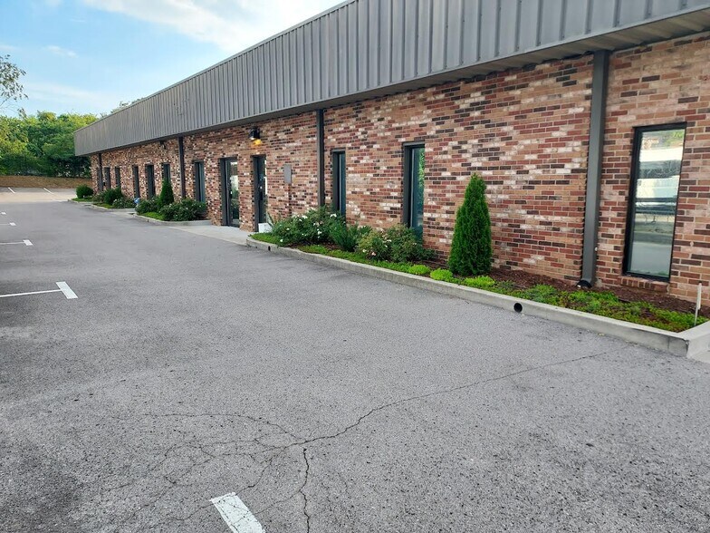 More Photos Of 120 Holiday Ct, Franklin Medical For Lease