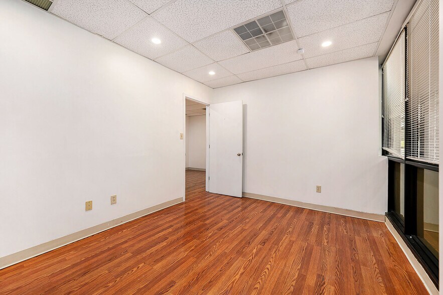 More Photos Of 5950 N Oak Tfwy, Kansas City Office For Sale