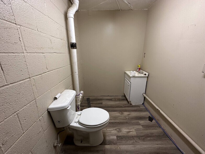 More Photos Of 110 W Carl Hubbell Blvd, Meeker Storefront Retail Office For Sale