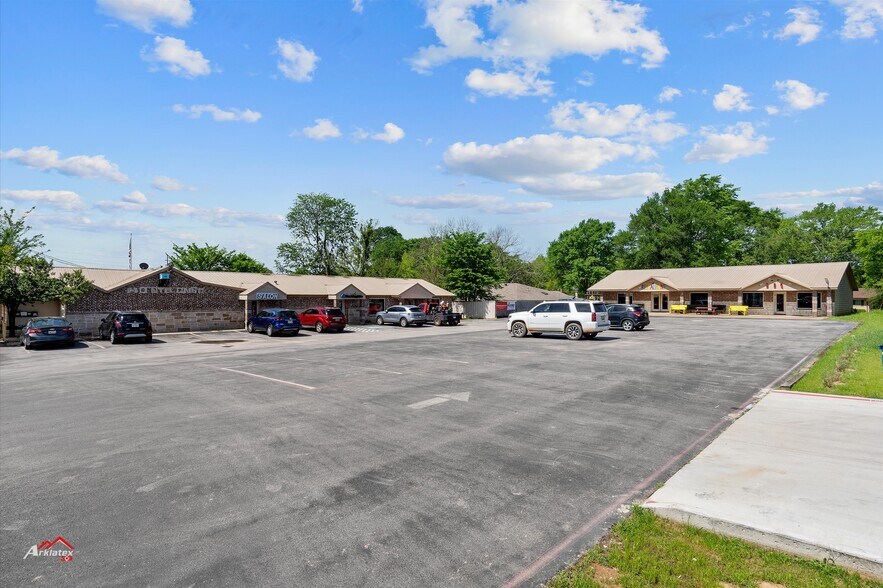 More Photos Of 2004-2006 Jacksonville Dr, Henderson Freestanding For Sale