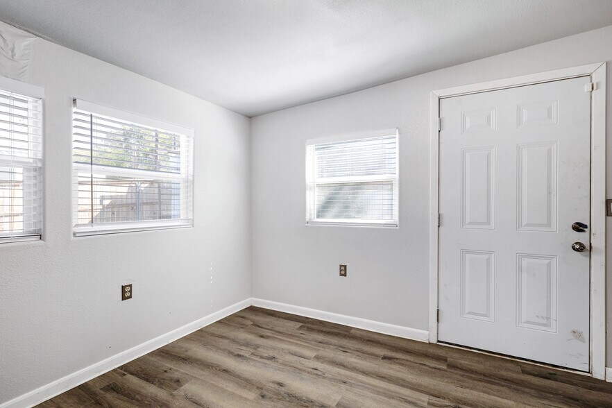 More Photos Of 1016 E Borgfeld Dr, San Antonio Flex For Sale