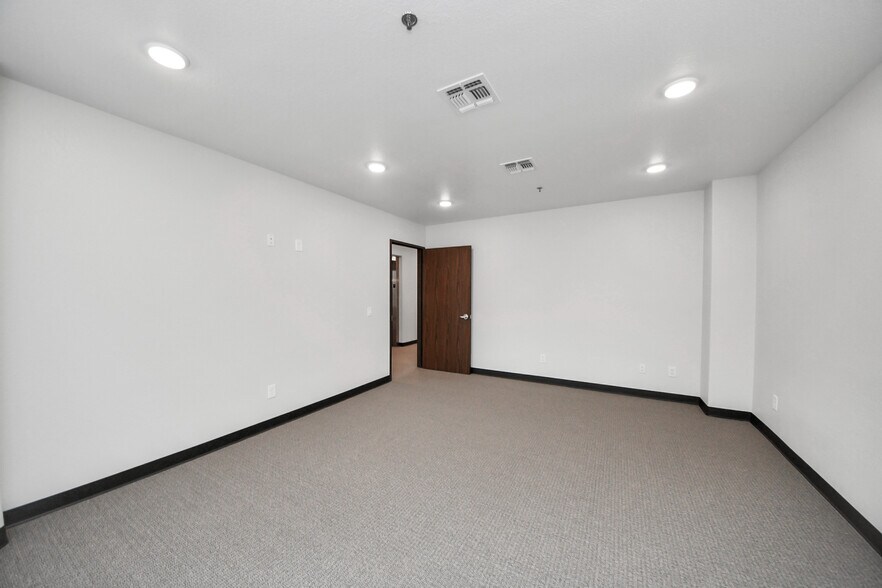 More Photos Of 6536 Greatwood Pky, Sugar Land Office For Sale