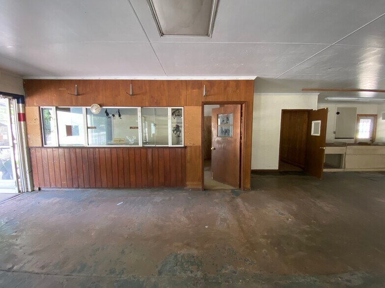 More Photos Of 928 White Ave, Graceville Light Manufacturing For Sale