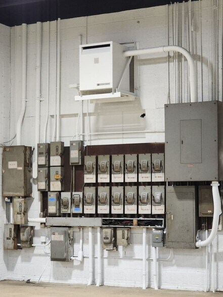 More Photos Of 1918 W Virginia Ave, Crewe Warehouse For Lease