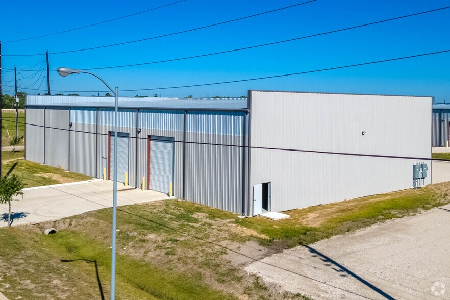 More Photos Of 8110 Parkside Ave, Baytown Warehouse For Lease