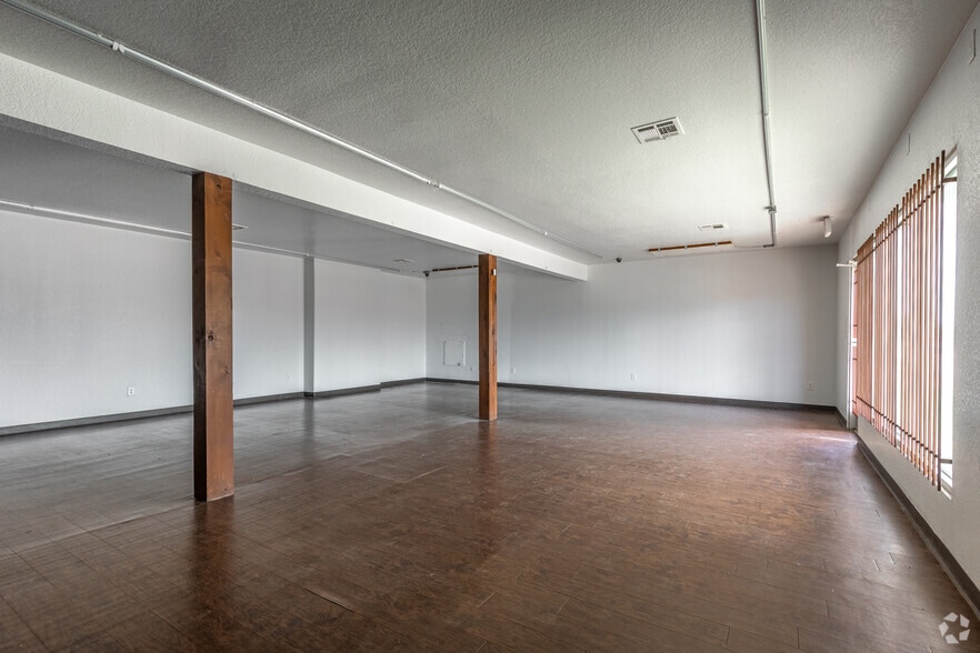 More Photos Of 400 N 23rd St, Waco Storefront Retail Office For Lease