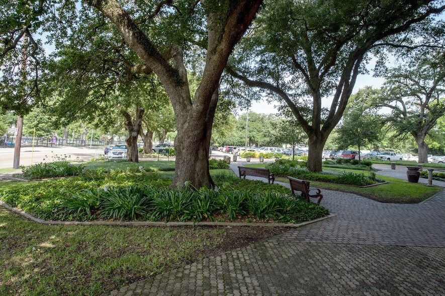 More Photos Of 102 Versailles Blvd, Lafayette Office For Lease