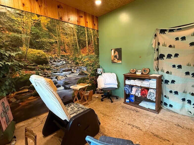 More Photos Of 401 N Busch Ave, Mountain Grove Office For Sale