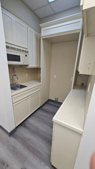 More Photos Of 850 Flynn Rd, Camarillo Warehouse For Lease