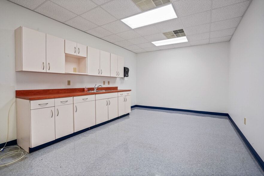 More Photos Of 4000 E Broad St, Whitehall Convenience Store For Sale