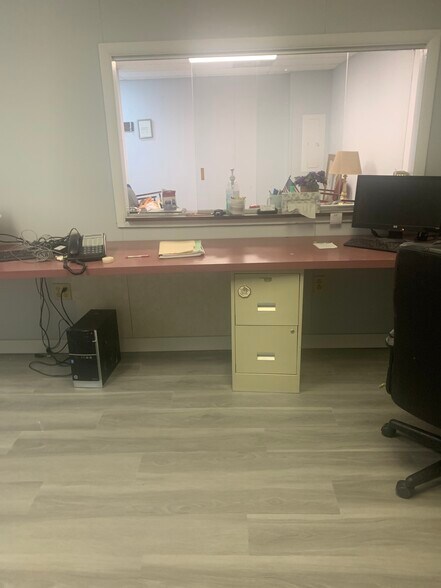 More Photos Of 8 Quakerbridge Plz, Hamilton Office For Sale