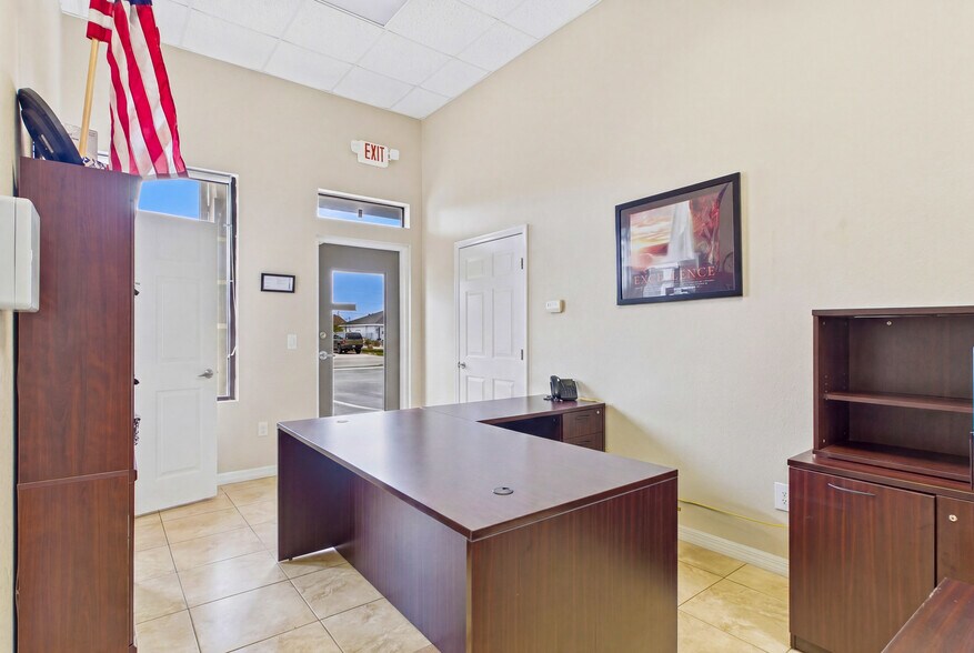 More Photos Of 1010 NE 9th St, Cape Coral Office For Sale