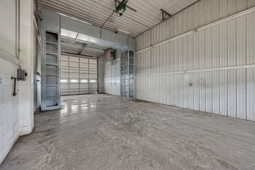 More Photos Of 610 Sainte Genevieve Dr, Sainte Genevieve Auto Dealership For Sale