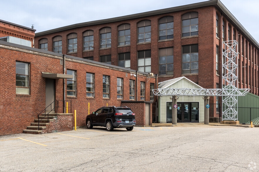 More Photos Of 1033 Broad St, Central Falls Warehouse For Lease