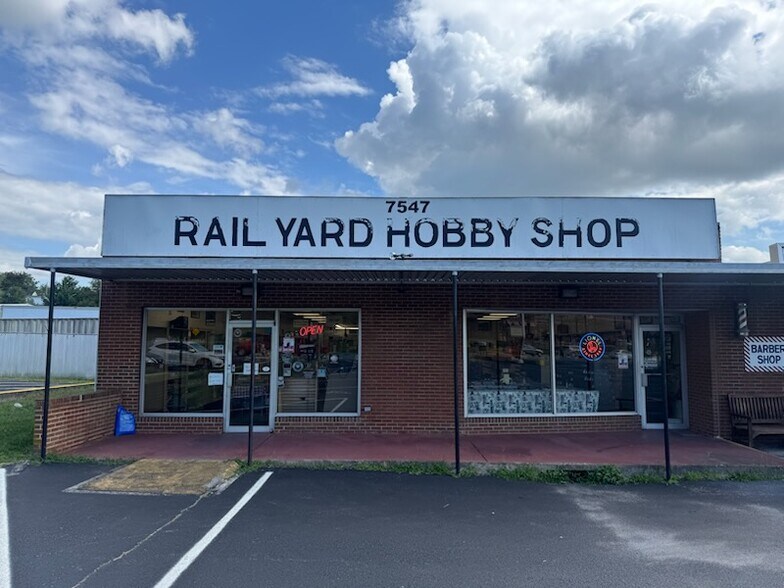 More Photos Of 7547 Williamson Rd, Hollins Storefront For Lease