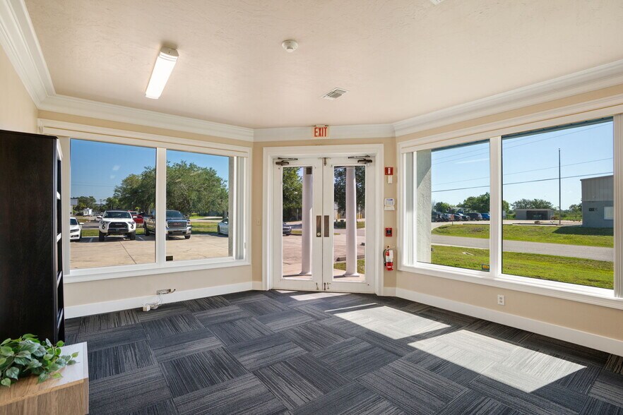 More Photos Of 1734 Apex Rd, Sarasota Warehouse For Lease