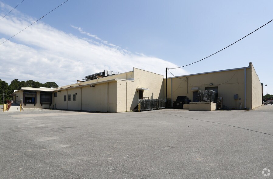 More Photos Of 841-909 W Market St, Smithfield Unknown For Lease